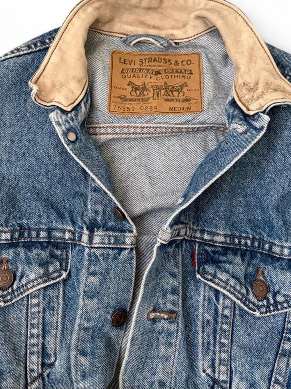 90’s vintage Levi's denim trucker jean jacket with leather collar